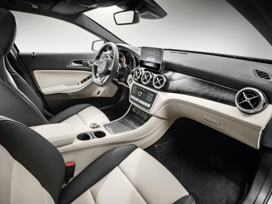 Интерьер Mercedes-Benz GLA250 4Matic AMG Line 2017 года  (WW) (фото 8 из 13)